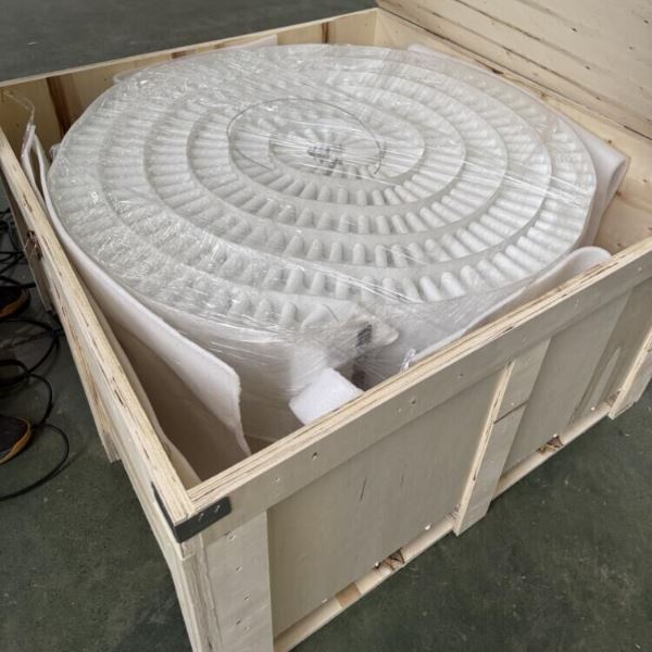 Banda transportoare cu deflector de fustă